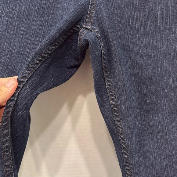 Liz Claiborne Dark Blue Wash Classic Fit Bootcut Jeans Size 12 Inseam 31.5 - Picture 5 of 9